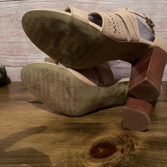 Violet & Red Stitchfix  Heel Blush 8.5 biege cream buckle strap square heel. - Picture 11 of 11